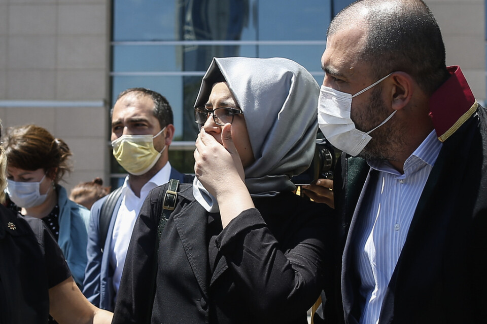 Hatice Cengiz, Jamal Kashoggis fästmö, anländer till domstolen i Istanbul.