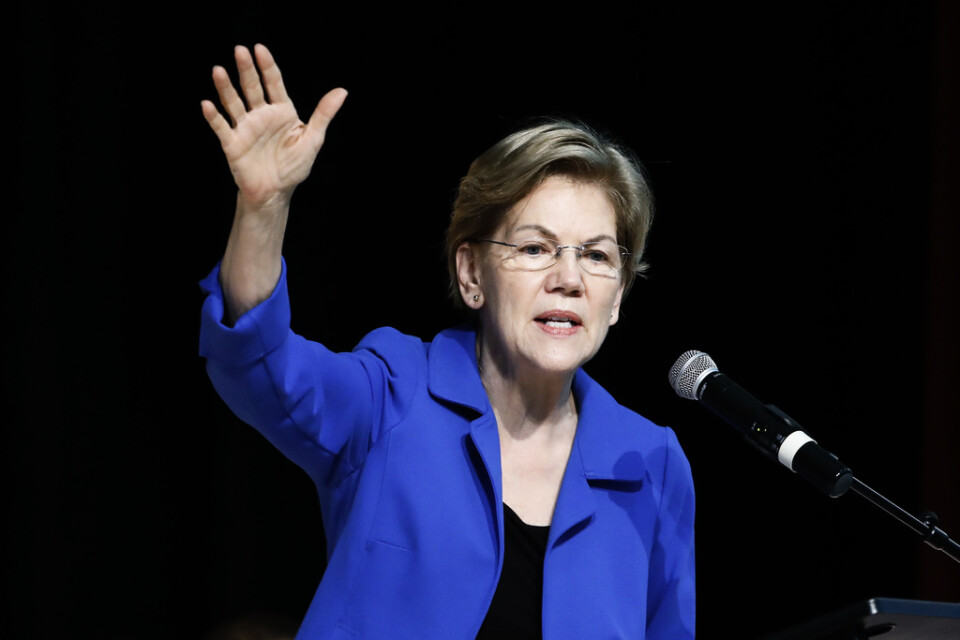 Senator Elizabeth Warren från Massachusetts får stöd av inflytelserika östkusttidningar, men väljarstödet är fortsatt svajigt.