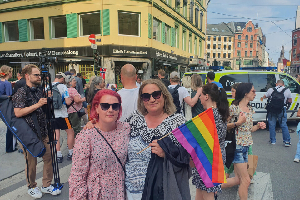 Liisa och Janicke har lagt rosor på den spontana minnesplatsen efter terrordådet nära en gaybar i centrala Oslo under natten till lördagen.