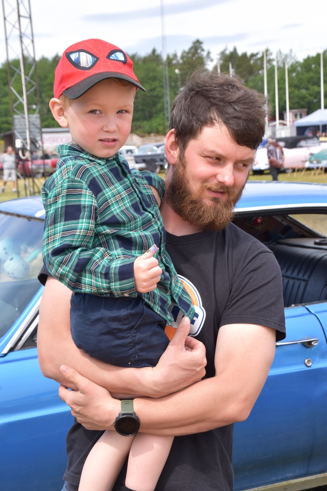 Endré och Harry Stjärnström, 4år, spanade på en Ford Couguar.