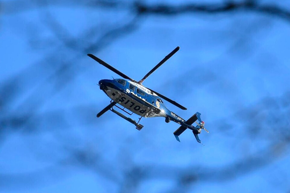 Vid klockan 11.10 syntes polishelikoptern söka av området intill Nättraby kyrka.