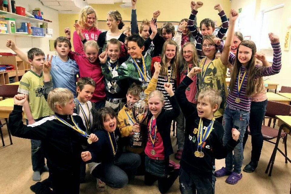 Tre-fyran på Brösarps skola har gått vidare till schackfinalen i Globen. Efter vinst i två deltävlingar tronar en ståtlig pokal i klassrummet.