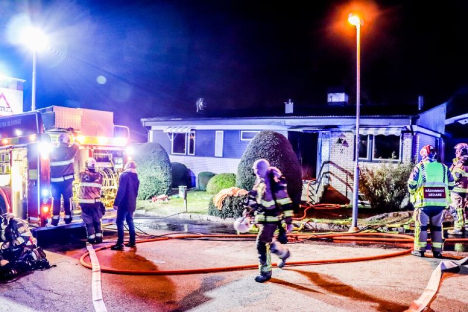 En kvinna i 75-årsåldern avled efter en villabrand i Ronneby.