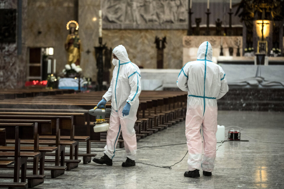 En kyrka Italiens huvudstad Rom rengörs med desinfektionsmedel. Arkivbild.