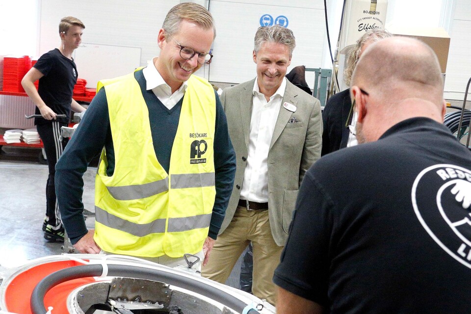 Närings- och innovationsministern Mikael Damberg (S) besökte fabriken på Fristad plast där de bland annat tillverkar livbojar.