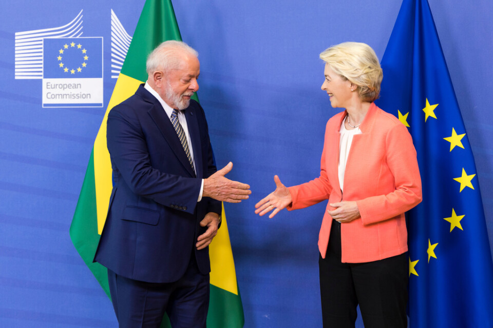 Brasiliens president Lula da Silva hälsar på EU-kommissionens ordförande Ursula von der Leyen vid måndagens toppmöte i Bryssel.