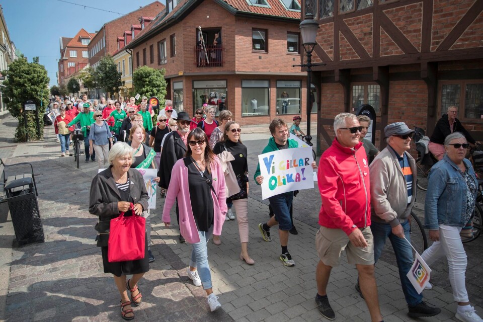 Genom ett söndagstrött Ystad vandrade ett hundratal personer i en manifestation mot rasism. Inbjudna SD, M och Liberalerna gick inte med.