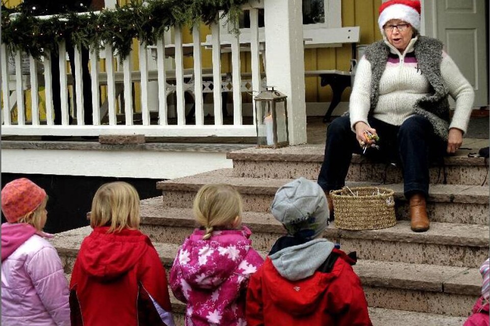 Tomtemor i gestaltning av Sonia Johansson var frikostig med presenter till de besökande barnen under Skäftekärrs 24:e julmässa.