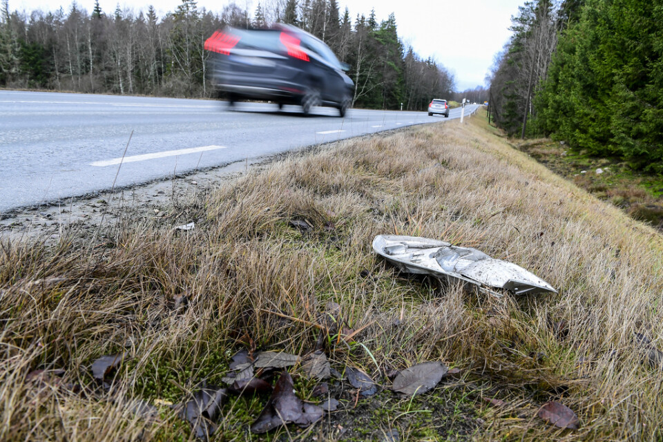 Tre män omkom i en olycka på väg 127, öster om Sävsjö, natten mellan juldagen och annandagen. Ytterligare två personer vårdas på sjukhus med allvarliga skador.