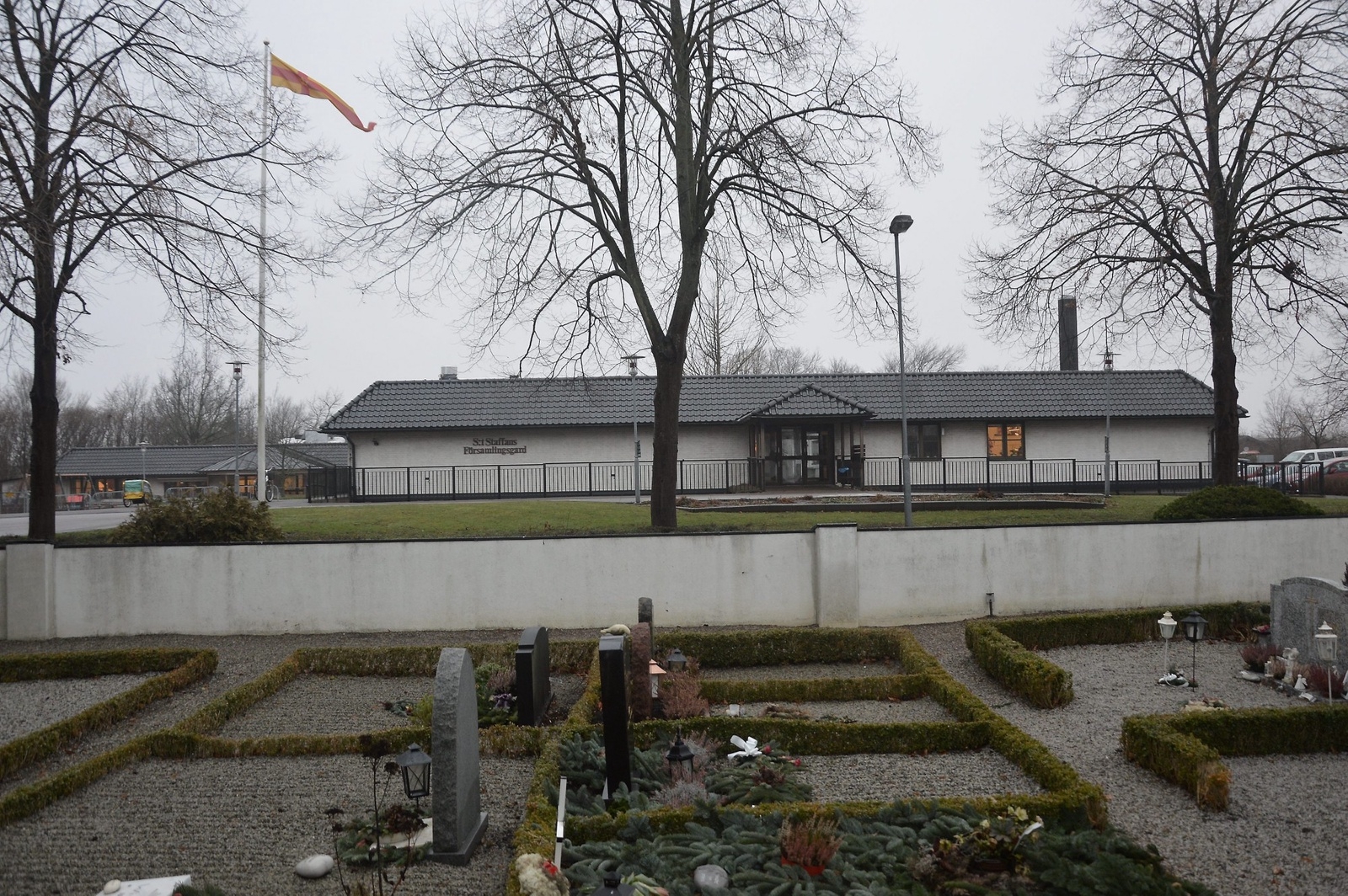 Vid S:t Staffans församlingsgård i Staffanstorp blir det ingen regnbågsflagga i år.