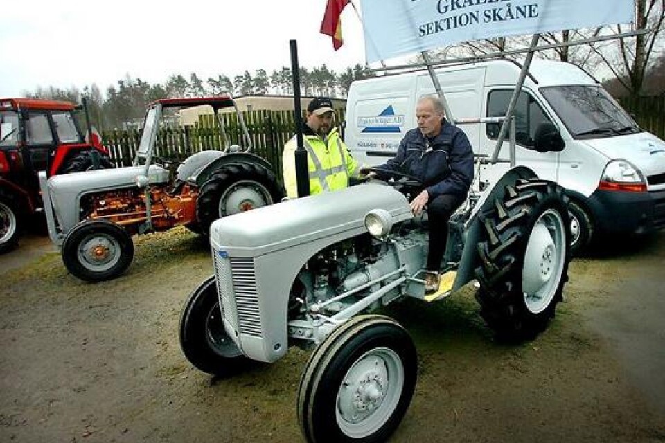 Den lilla grå traktorn har blivit en kult där lantbruksnostalgi och intresse för teknisk utveckling blandas i lagom proportioner. Två Grållefantaster är Peter Hellberg (till vänster) och Johnny Svensson, och i Sverige har klubben över 5700 medlemmar.BILDER: BOSSE NILSSON