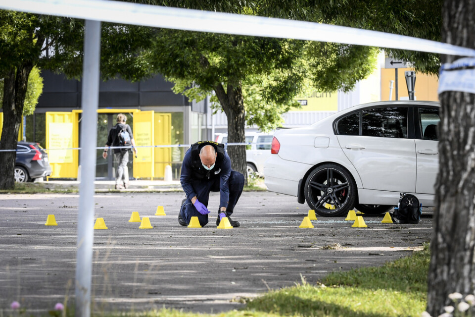 En person blev ihjälskjuten vid köpcentrumet Kupolen i Borlänge. Nu står tre personer åtalade för mordet.