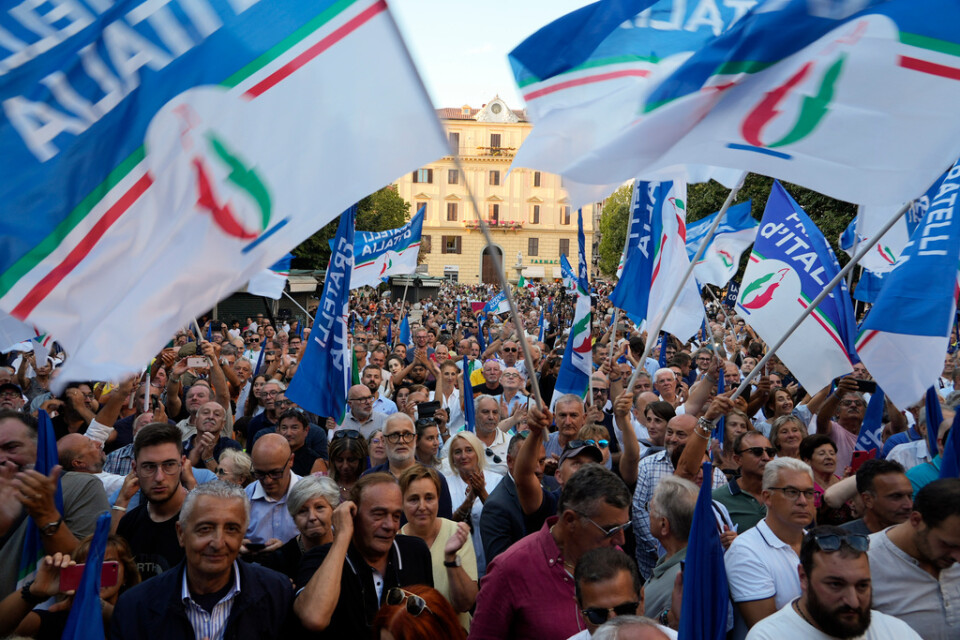 Anhängare samlas när Giorgia Meloni talar i Ancona den 23 augusti. Arkivbild.