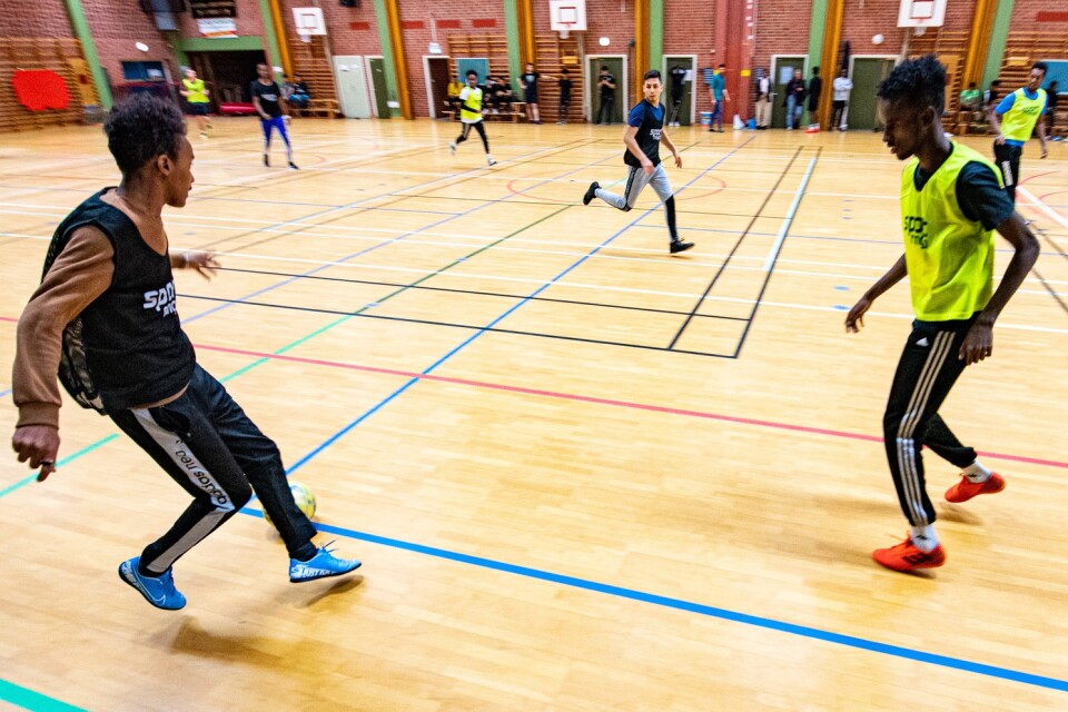 Föreningen Framtida Ungdomar har lockat med sig många nyanlända ungdomar till Fryshusets fotboll i sporthallen.