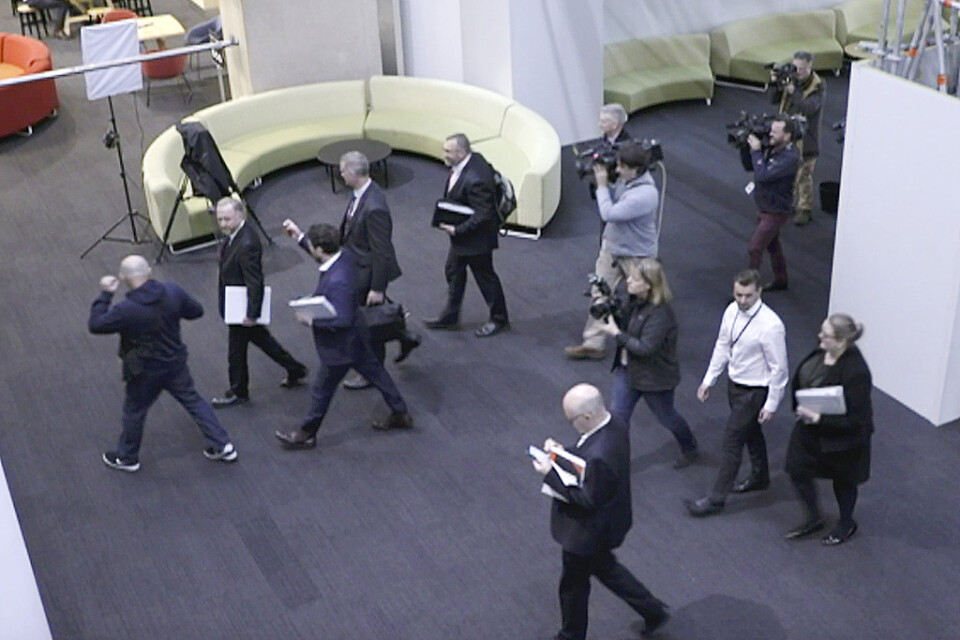 Federal polis går in i ABC:s redaktionsbyggnad i Sydney. Bilden är en stillbild från en inspelning.