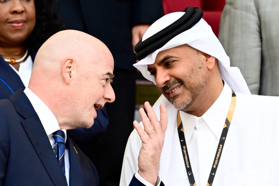 Internationella fotbollsförbundets ordförande Gianni Infantino och Qatars premiärminister Khalid bin Khalifa bin Abdulaziz Al-Thani på läktaren under en av VM-matcherna i Qatar. Arkivbild.