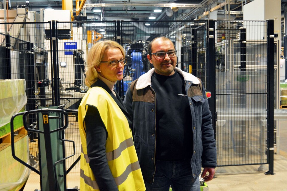 Heléne Fritzon på besök på Sibbhultsverken i mars förra året, då i egenskap av migrationsminister. Ahmad Jarjour frågade henne hur man i Sverige tar tillvara på den kompetens flyktingar har med sig från sina hemländer.