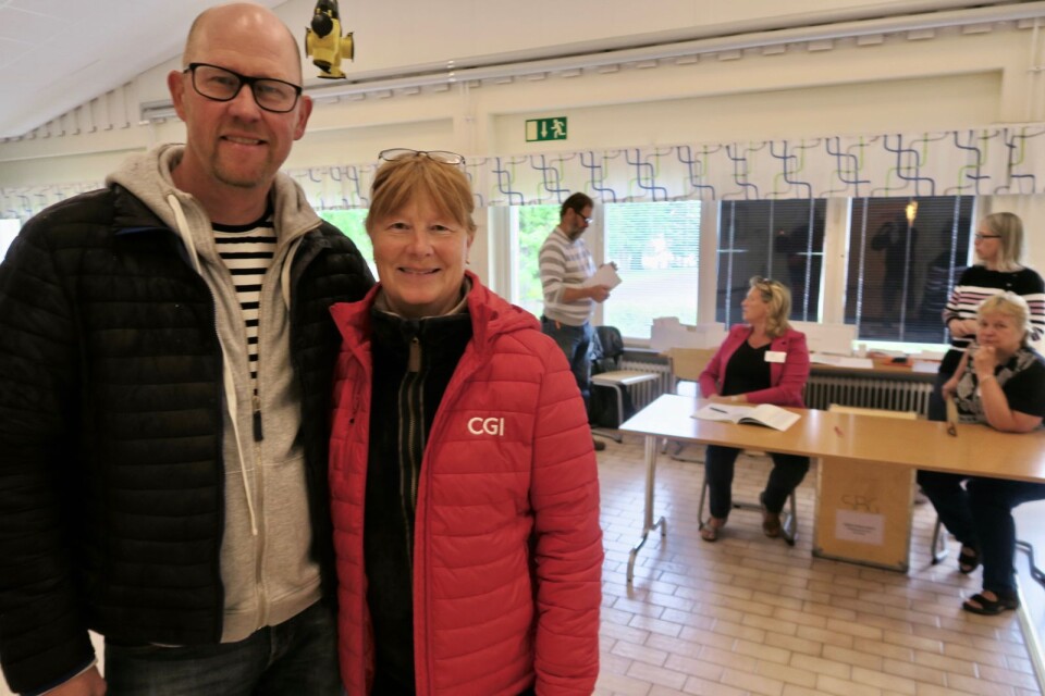 Jonas och Christina Wikström var de första personerna som röstande i Möllebackens valdistrikt i Sölvesborg. Nu är EU-valet i Blekinge igång.