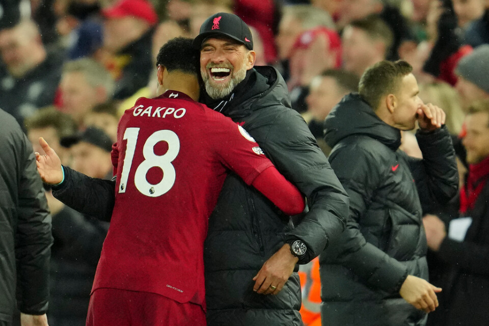 Liverpools manager Jürgen Klopp kramar om Cody Gakpo. Liverpool krossade Manchester United med 7–0.