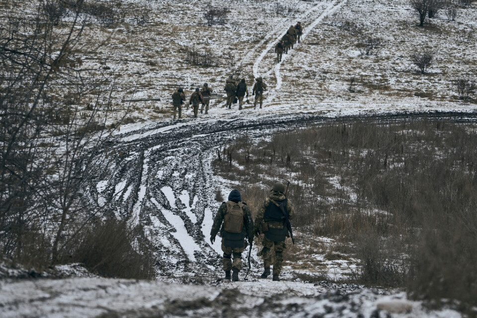 Ukrainska soldater till fots nära staden Bachmut. Arkivbild.