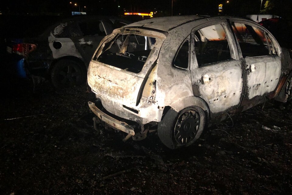 One car was completely burnt out in a fire on Saturday evening. The fire spread to another two cars, which were damaged.