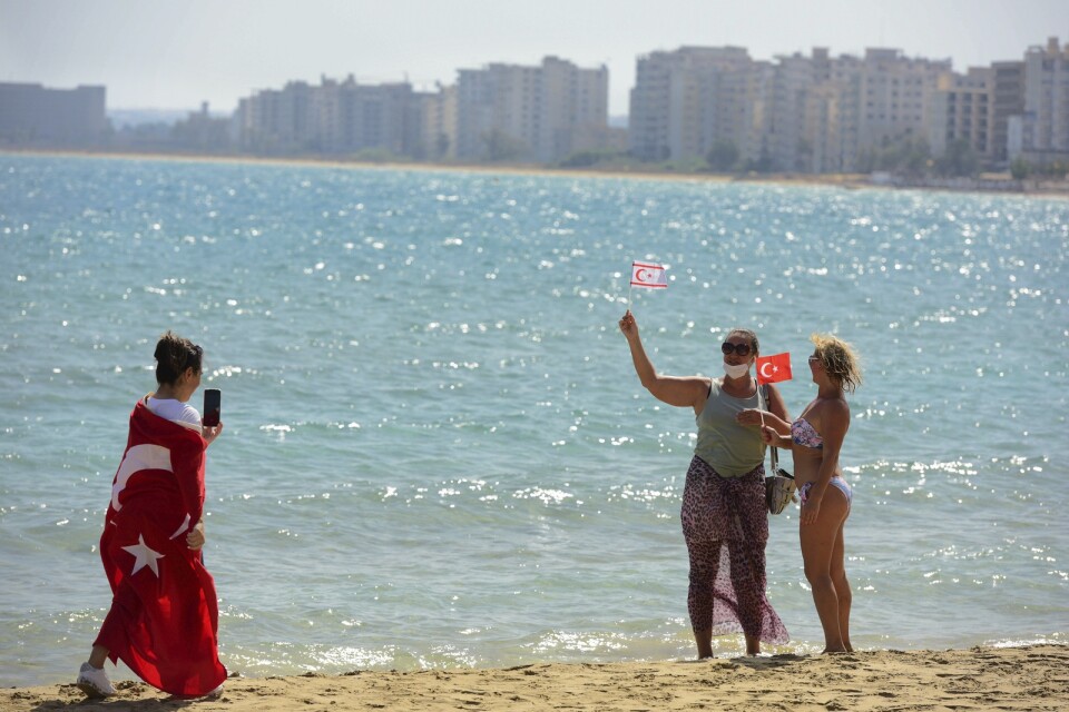 Strandbesökare i Varosha hade med sig turkiska och turkcypriotiska flaggor, sedan soldaterna släppt in dem i det övergivna turistområdet. Bild från förra veckan.
