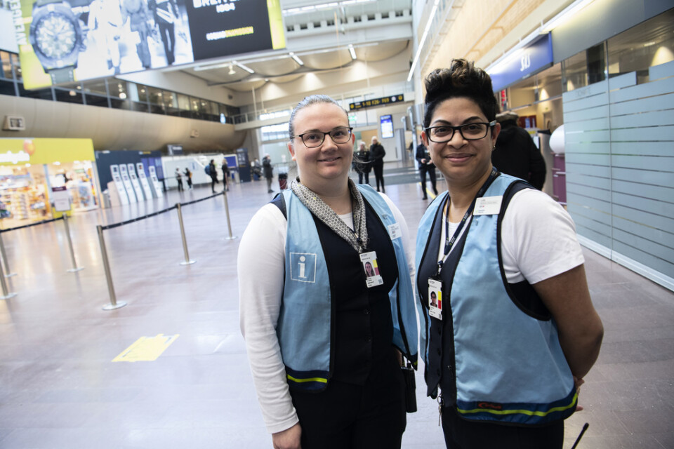 Terminalvärdarna Angelica Hörndahl och Julia Fransson, som svarar på resenärernas frågor, har mycket mindre att göra än vanligt.
