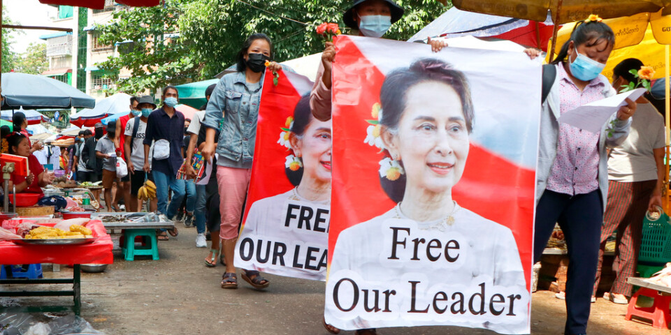 Demonstranter tågar genom Myanmars största stad Rangoon (Yangon) till stöd för den fängslade ledaren Aung San Suu Kyi. Arkivbild