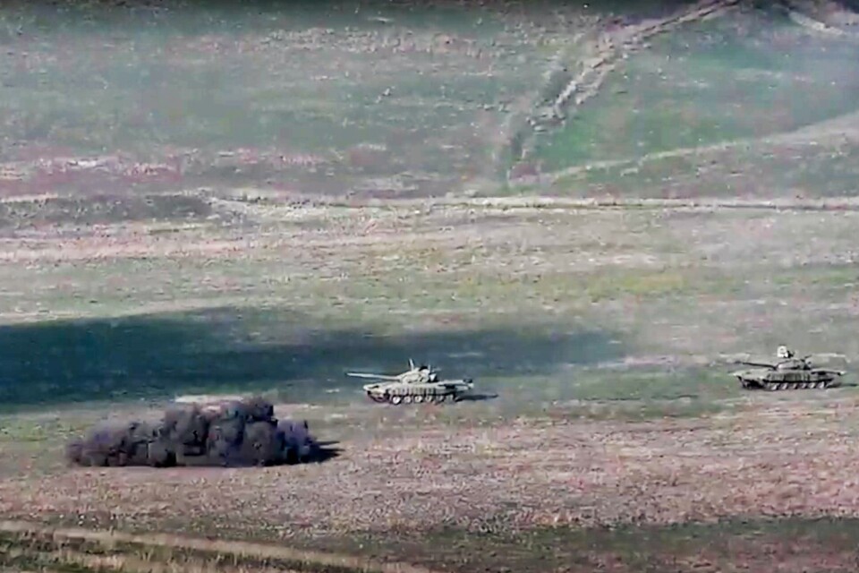 Armenisk beskjutning mot azeriska stridsvagnar. Bilden är från en film distribuerad av Armeniens försvarsdepartement.
