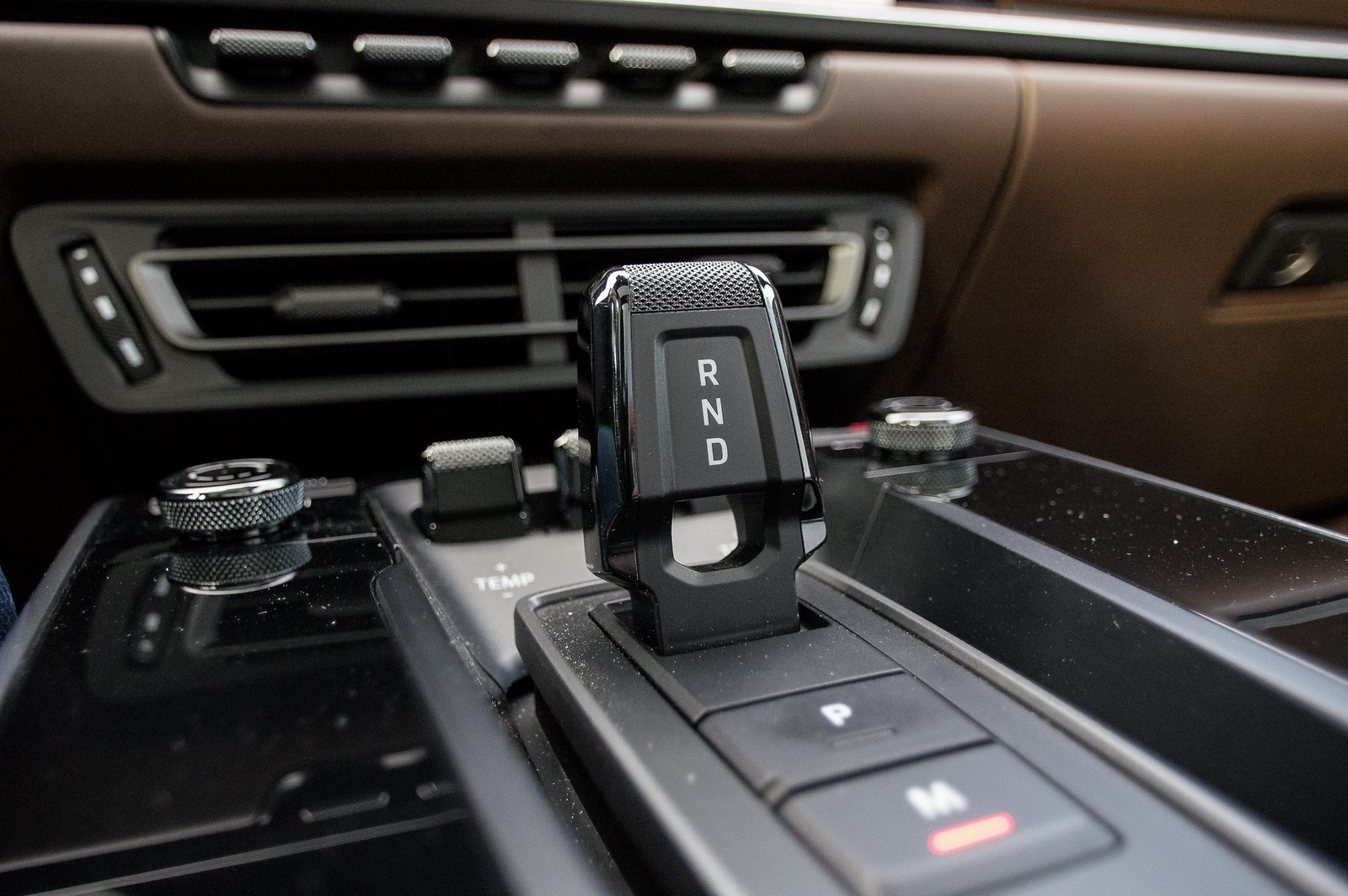 Till en början erbjuds nya 911 endast med automatisk dubbelkopplingsväxellåda, och det är även vad flertalet köpare har valt de senaste åren. Växelväljaren består av en liten ”vippströmbrytare” och ser ut som en rakapparat enligt somliga.