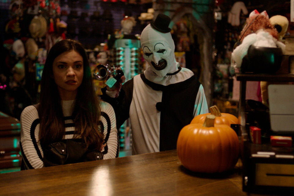 Lauren LaVera som Sienna och David Howard Thornton som Art i "Terrifier 2". Pressbild.