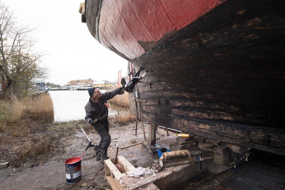 Vissa delar av båten får Göran Ohlsson avvakta med att måla. Skrovet är för fuktigt och måste torka.
