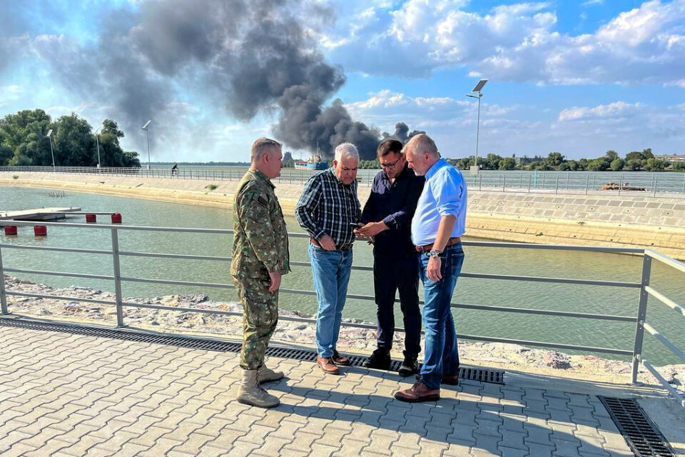 Rumäniens försvarsminister Angel Tilvar på ett besök i Donau-deltat, nära Ukrainas gräns, häromdagen. I området har spillror av ryska drönare hittats.