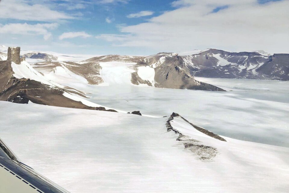 Här flyger Karin och de andra i övervintringsteamet in över kanten på Antarktis. Många mil in från iskanten ligger forskningsstationen Troll.