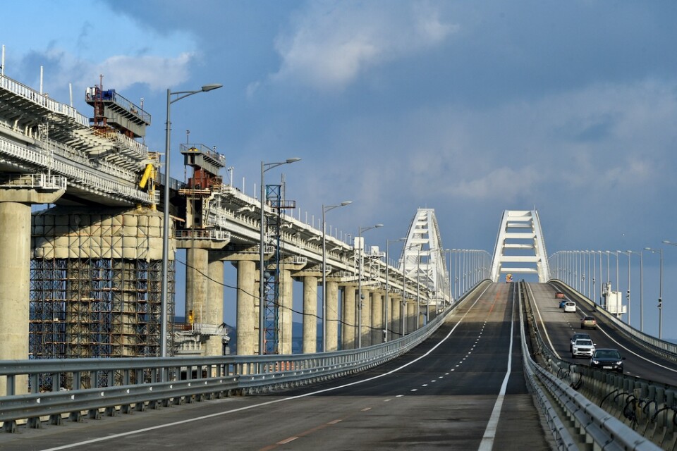 Bron förbinder Ryssland med Krimhalvön, som Moskva annekterade 2014, och är en livsviktig länk för att transportera materiel till de ryska soldaterna i Ukraina. Arkivbild.