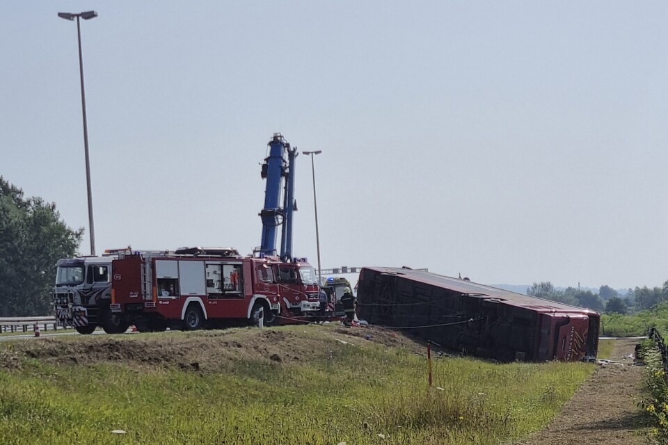 Räddningstjänst arbetar på olycksplatsen där en buss körde av vägen nära staden Slavonski Brod i östra Kroatien.