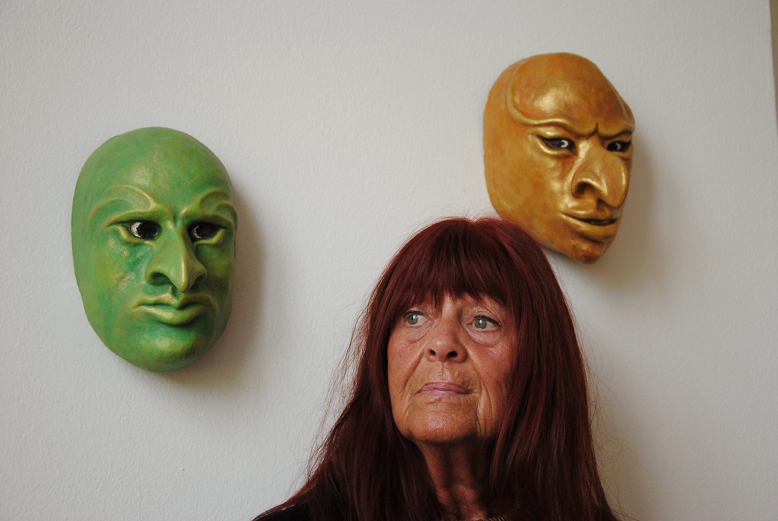 Eva Härstedt gör masker för utomhus- och inomhusmiljöer i brons, betong och lätta material och karaktärsmasker för skådespelare, dansare och mimare. 	                   FOTO: SUSANNE GÄRE
