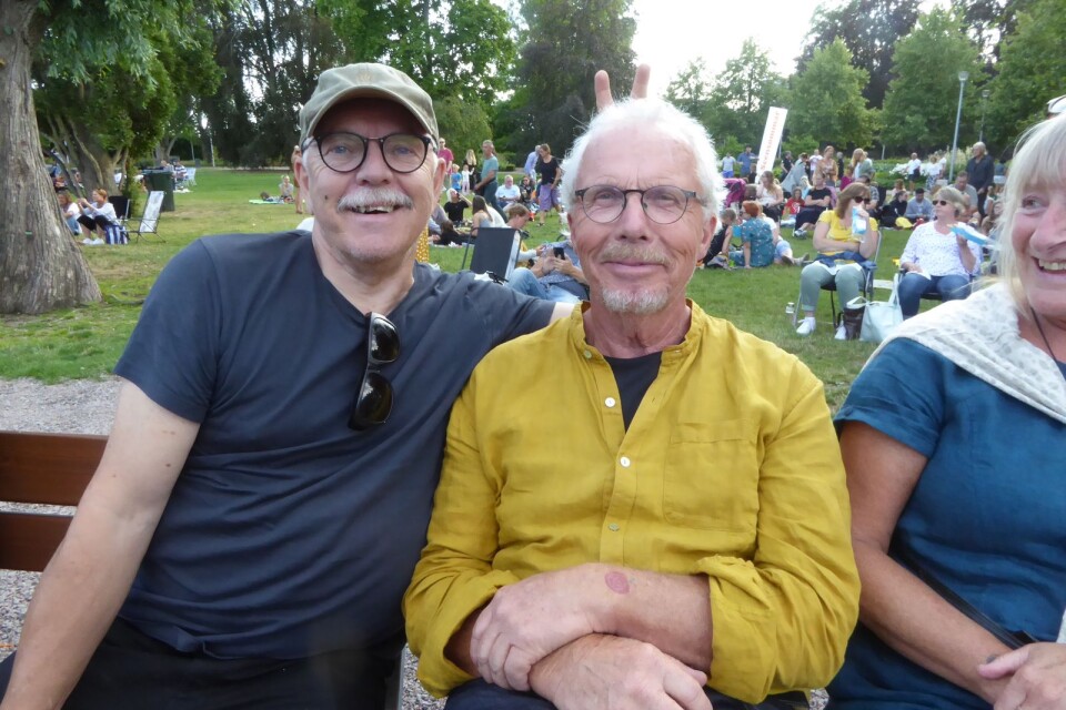 Diggade i sommarkvällen! Hemvändaren Göran T Andersson och kompisen Stig Bergstedt trivdes i den fina konsertkvällen i Linnéparken.
