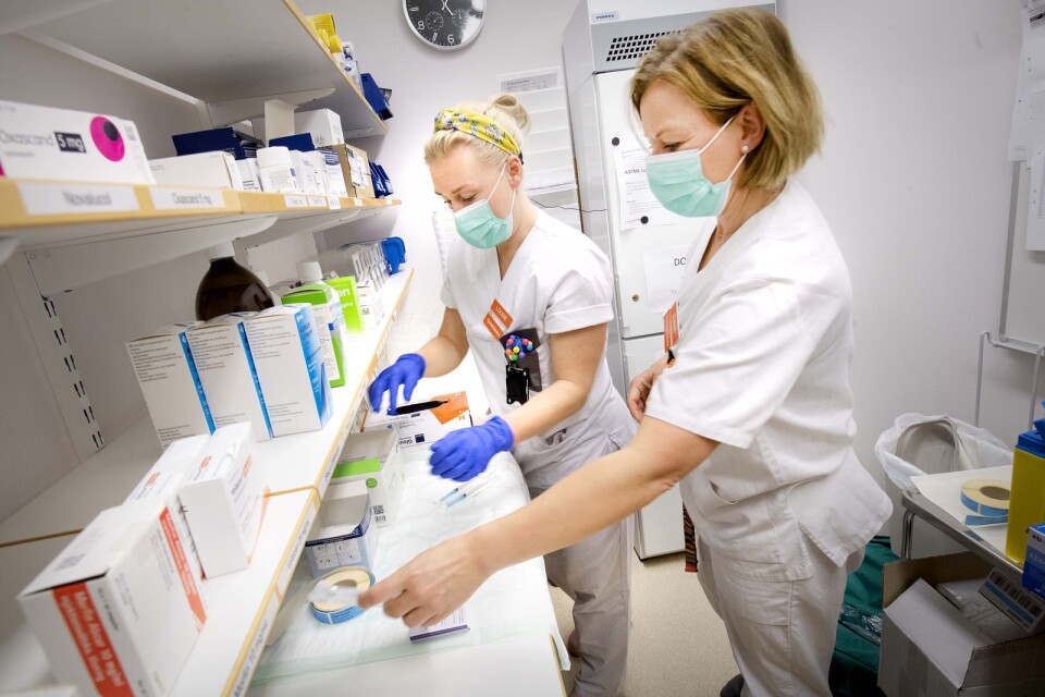 Louise Palmqvist och Emma Nilsson förbereder inför vaccination.
