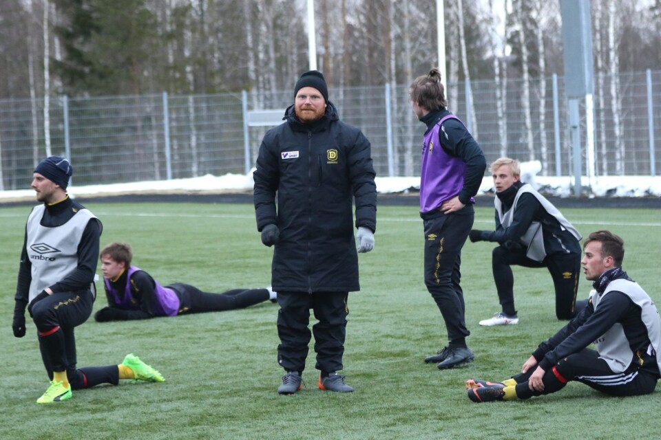 Erik ”Burken” Anderson (mitt i bild) blir assisterande tränare i Dalstorp.
