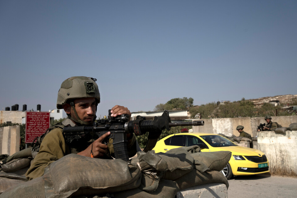 Israeliska soldater vid en vägspärr på Västbanken. Arkivbild.