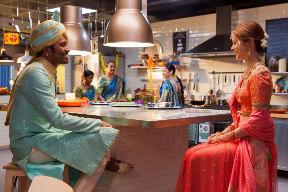 Fakiren Aja (Dhanush) möter mycket oväntat sin stora kärlek i ett svenskt möbelvaruhus i Paris.