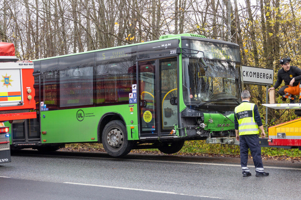 Tre bilar och en stadsbuss var inblandade i en olycka i centrala Uppsala på fredagsförmiddagen. Tre personer har förts till sjukhus.