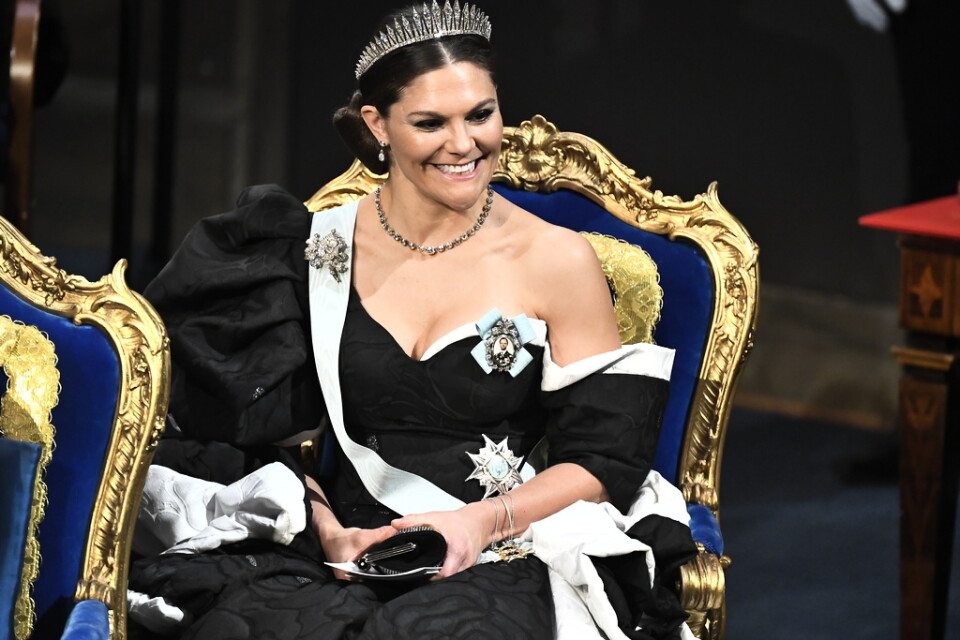 Kronprinsessan Victorias omfångsrika klänning får beröm av modeexperterna.
