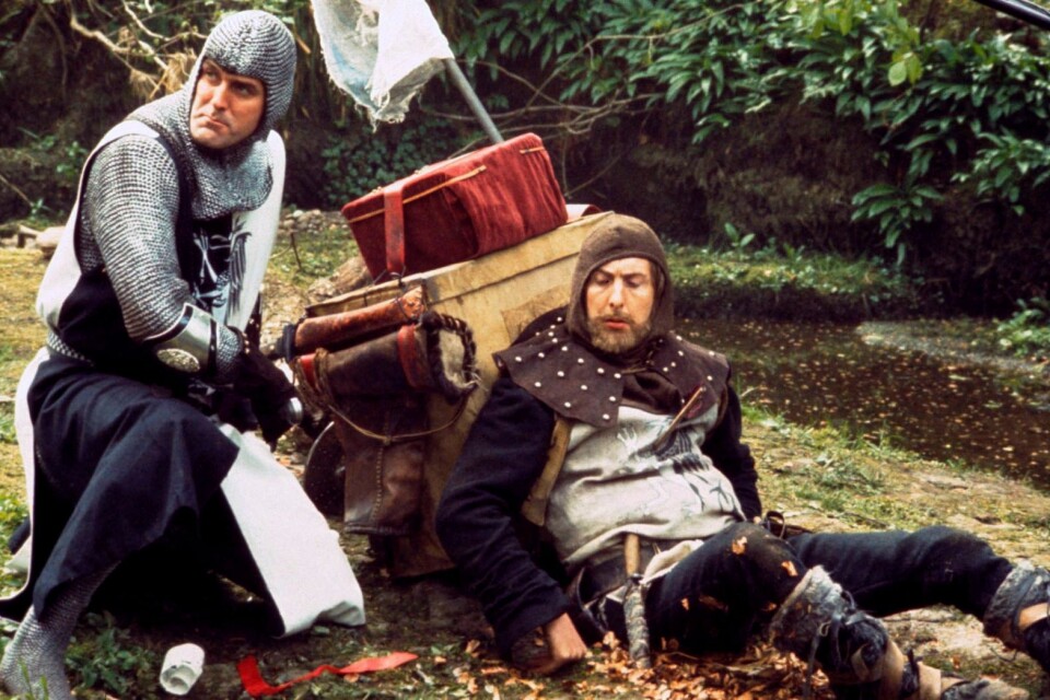 John Cleese och Eric Idle under inspelningarna av "Monty Python and the holy grail" eller "Monty Pythons galna värld", som den fick heta på svenska.