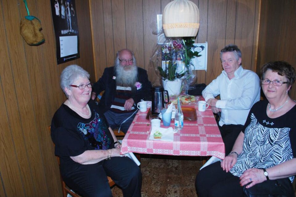 En stunds fika i köket blev det givetvis för Ulla och John Andersson. Här tillsammans med Billy Nilsson och Eva Nilsson som hjälpt till på Valje Nöje i många år.