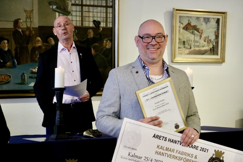 Kalmar Fabriks & Hantverksförenings ordförande Anders Nilsson berättar att tapetsören Fredrik Wallin utsetts till Årets hantverkare.