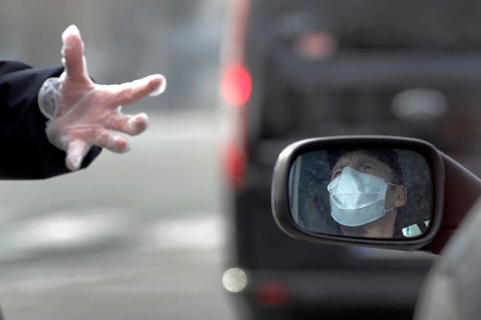 Lagens inplastade hand. En polis talar med en munskyddsförsedd taxichaufför i Paris. I Sverige är det de självständiga myndigheterna som gör jobbet, i Frankrike vill den politiska makten – presidenten – ta ett starkare grepp om insatserna.