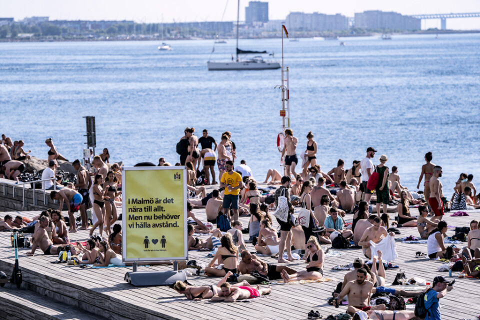 Många svenskar runt om i landet struntar i att efterleva de råd som givits för att minska smittspridningen av coronaviruset, enligt länsstyrelsen i Skåne, som sammanställt lägesbilder från hela landet. Bilden från Scaniabadet i Malmö.