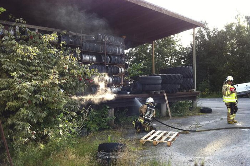 Rök men ingen eld på Däckcenter i Ulricehamn.